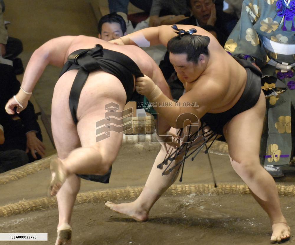 Asashoryu heating up at autumn sumo