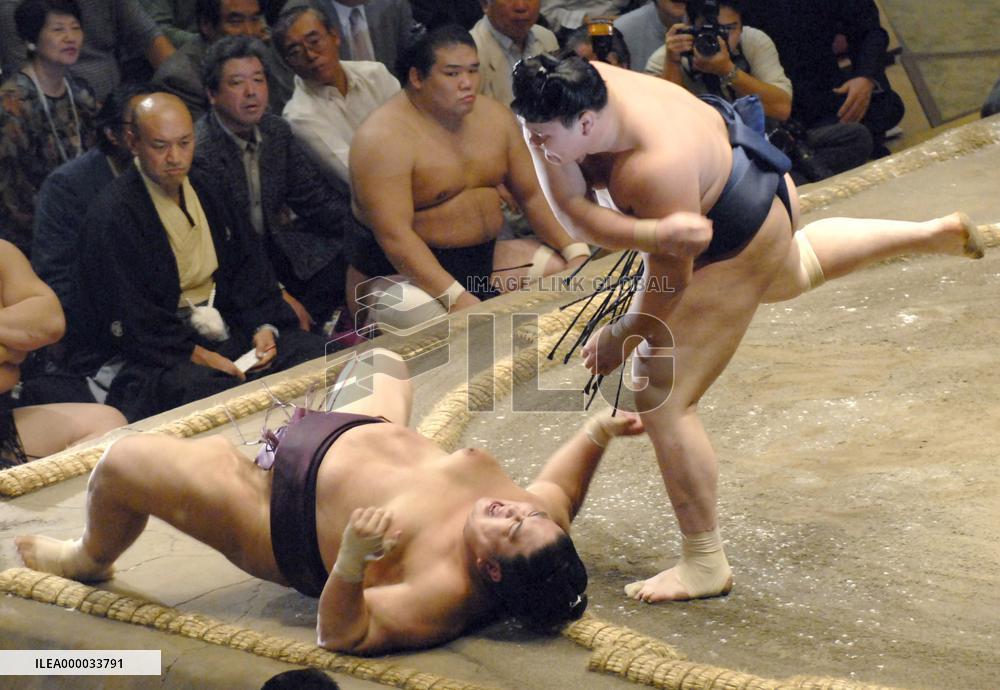 Hakuho beats Miyabiyama at autumn sumo