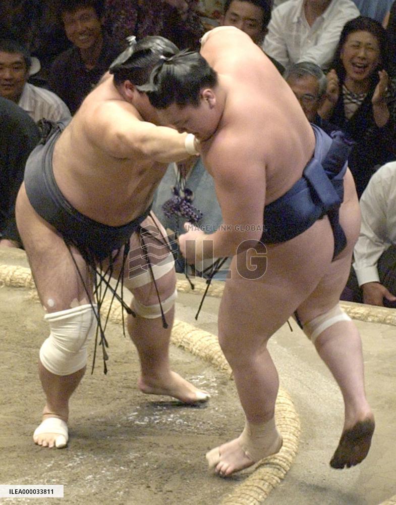 Mongolian ozeki Hakuho suffers 4th loss at Autumn sumo