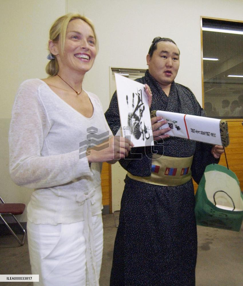 Actress Stone meets Asashoryu