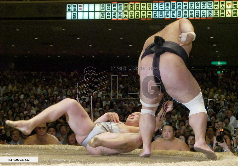 Ama loses to Tochiazuma at autumn sumo