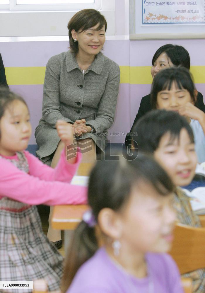 Japan's first lady visits Seoul school, introduces herself in Ko