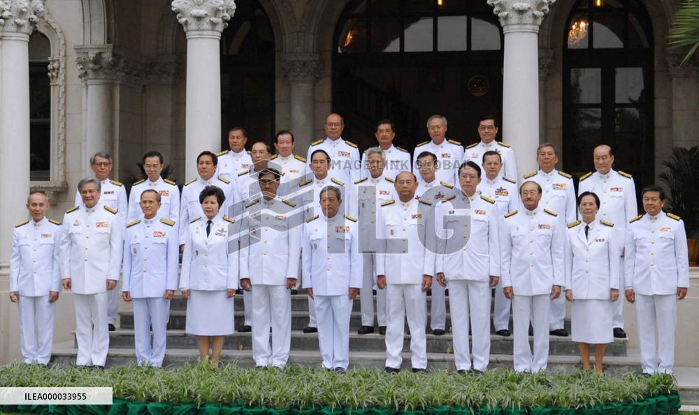 Thai king endorses Surayud's interim Cabinet