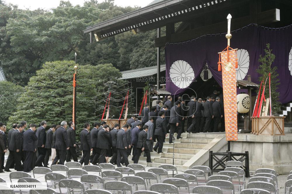 84 lawmakers visit Yasukuni Shrine