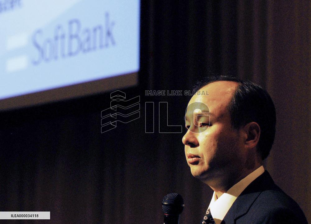 Softbank's head apologizes for mobile number portability fiasco