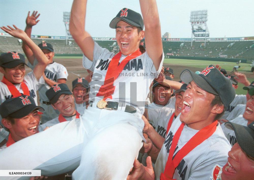Yokohama pitcher Matsuzaka throws no-hitter at Koshien (1)