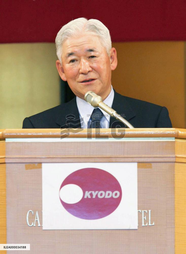 BOJ's Fukui suggests gradual rate hikes to avert hard landing