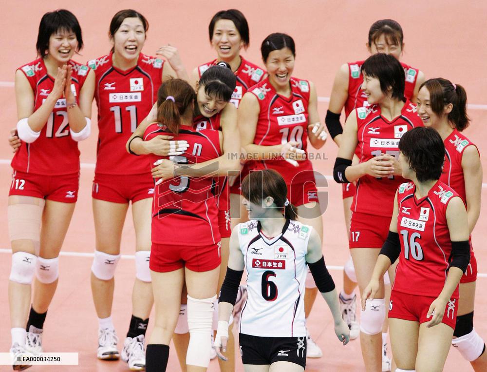 Japan stays alive in medal quest at world c'ship