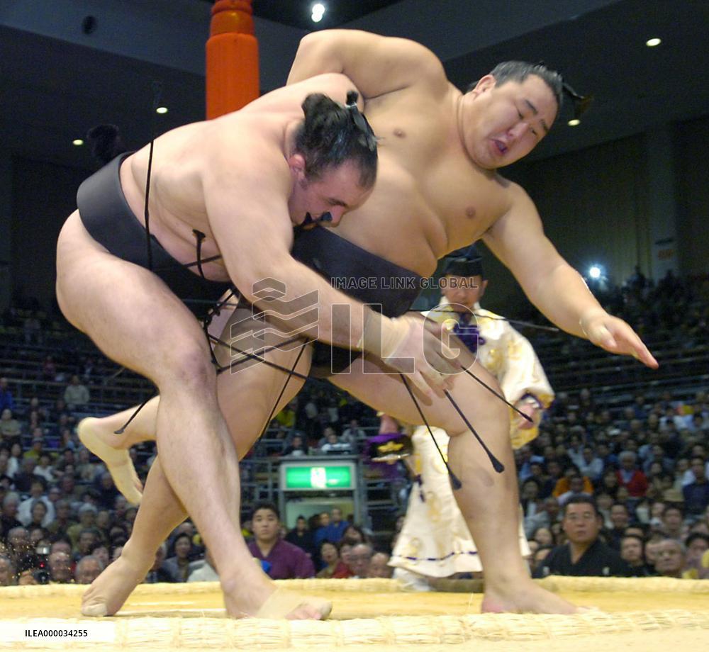 Asashoryu off to winning start at Kyushu sumo