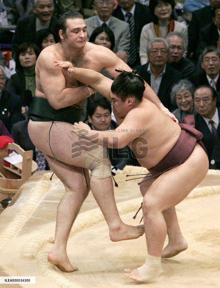 Kotooshu loses to Futeno at Kyushu sumo tourney