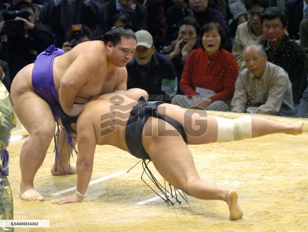 Kaio marks 4th win at Kyushu sumo tourney