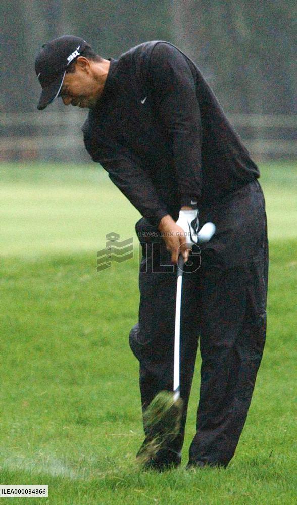 Woods shares lead with Harrington at Dunlop Phoenix