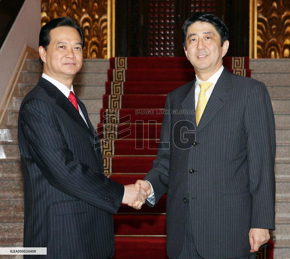 Japan promises 85 bil. yen investment in Vietnam, aid programs