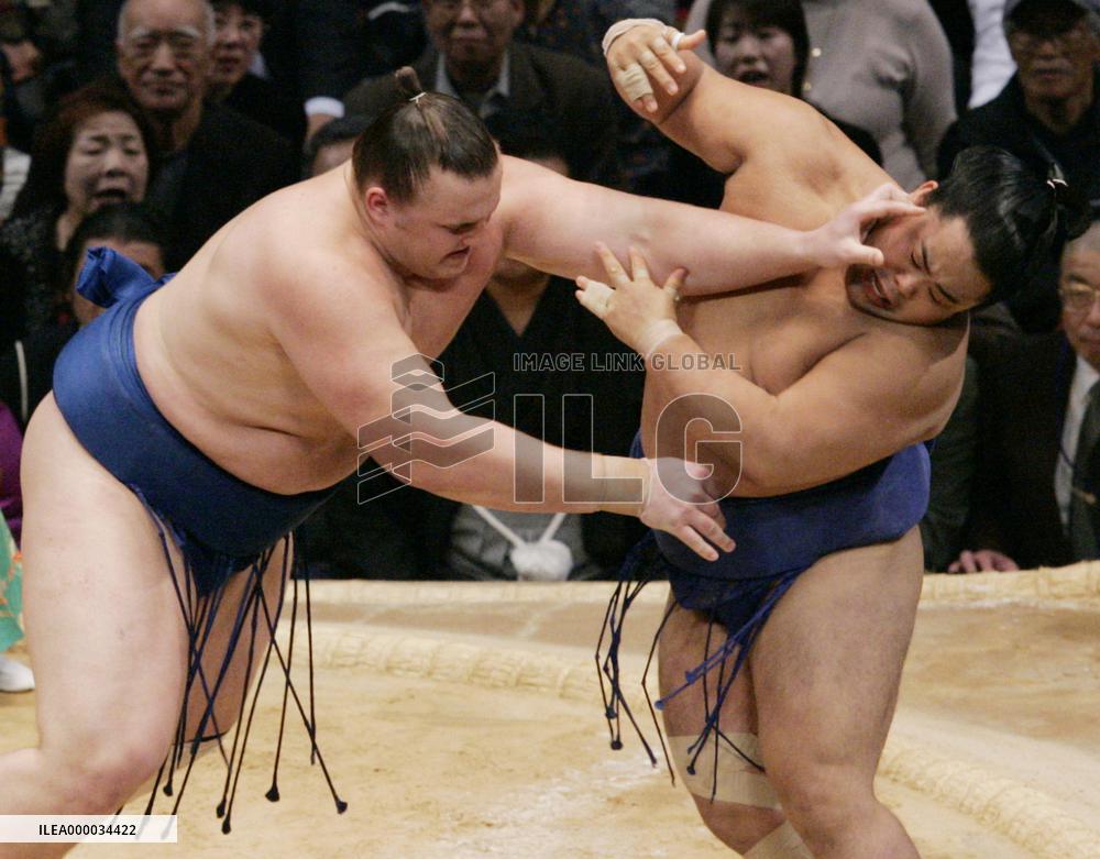 Estonia's Burto beats Kakizoe at Kyushu sumo