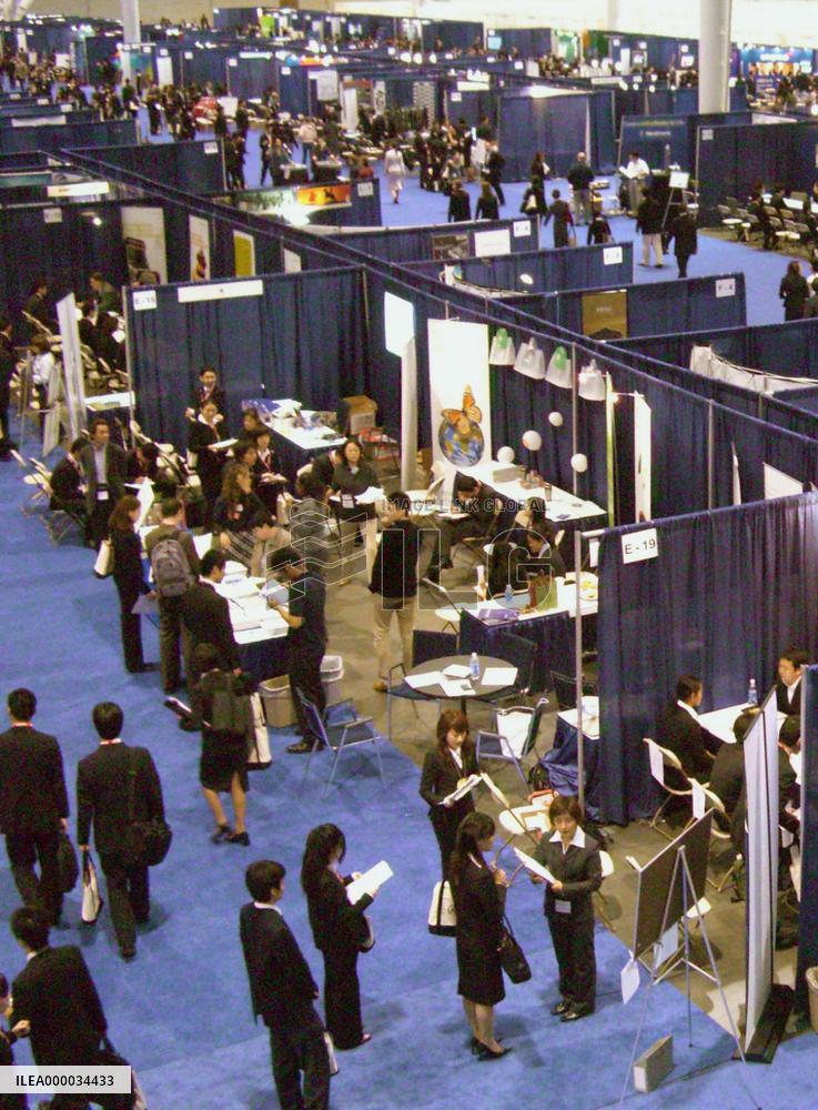 Japan firms actively recruiting Japanese students in U.S.