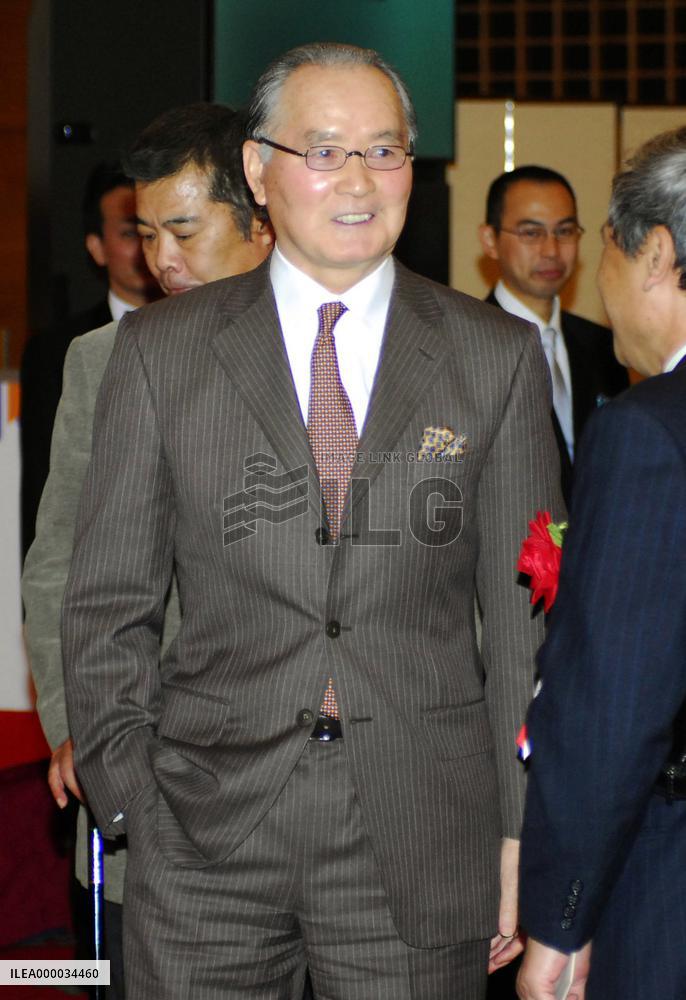 Former Yomiuri manager Nagashima attends award ceremony