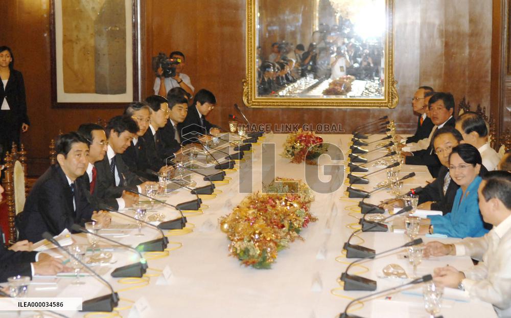 Abe, Arroyo express 'grave concern' over N. Korea nuke, missile