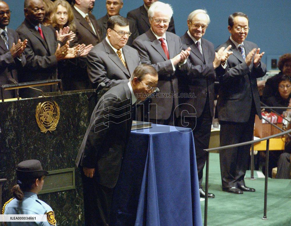 Ban pledges to uphold U.N. ideals at oath-taking ceremony