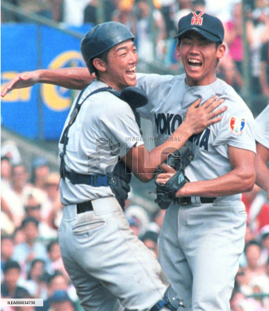 Yokohama pitcher Matsuzaka throws no-hitter at Koshien (2)