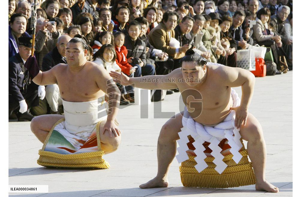 Asashoryu performs dedicational sumo rites at Meiji Jingu