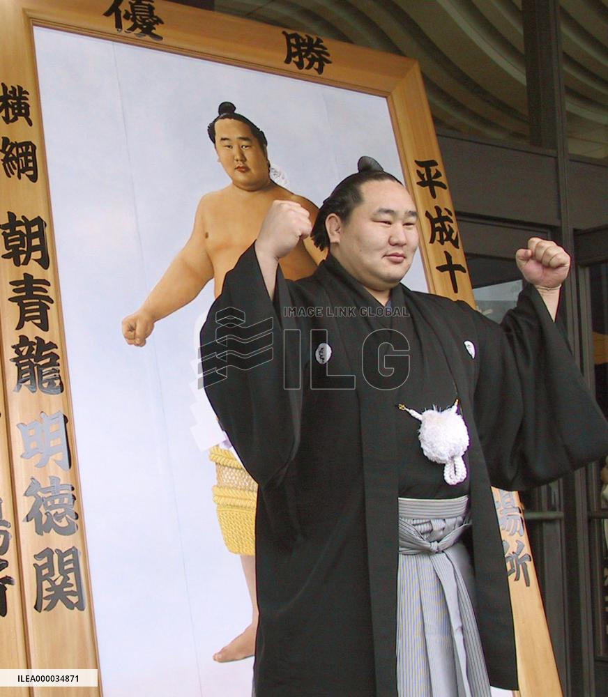 Asashoryu zeros in on 20th Cup