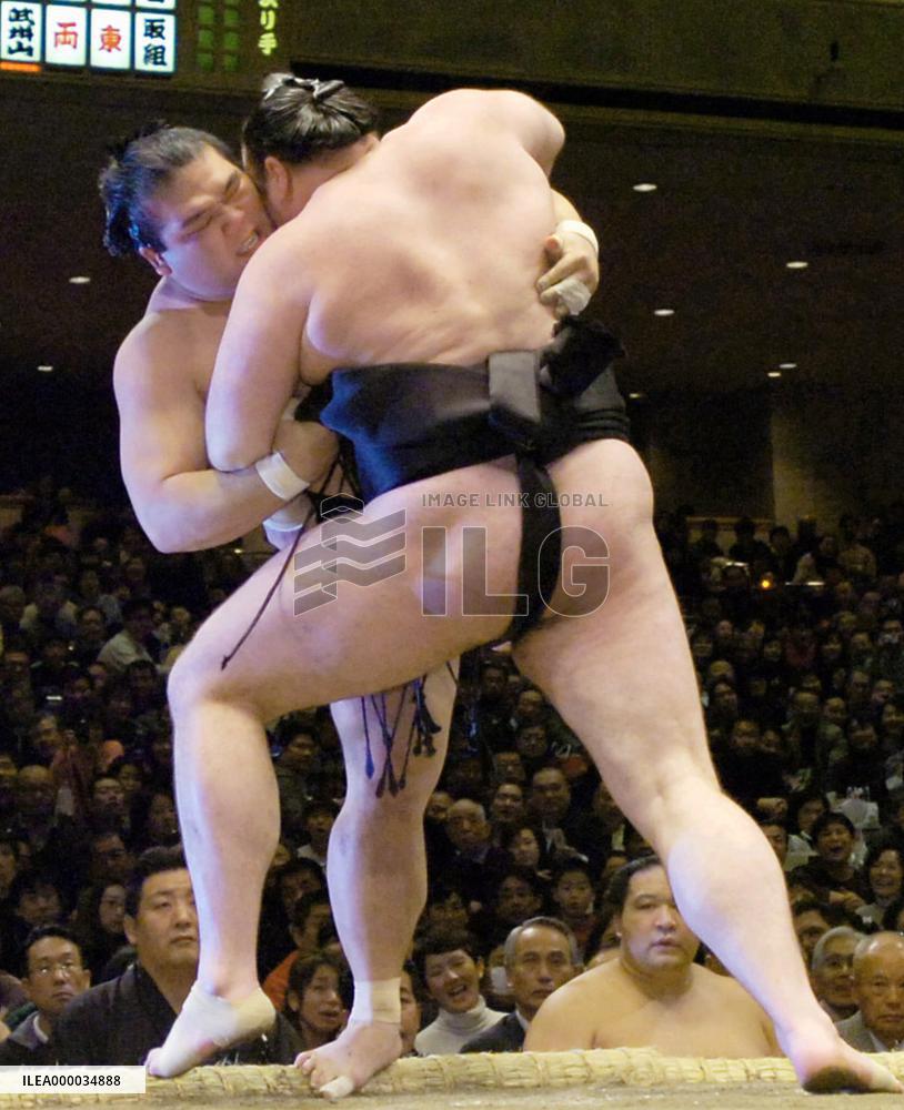 Tochiazuma suffers 2nd defeat at New Year sumo