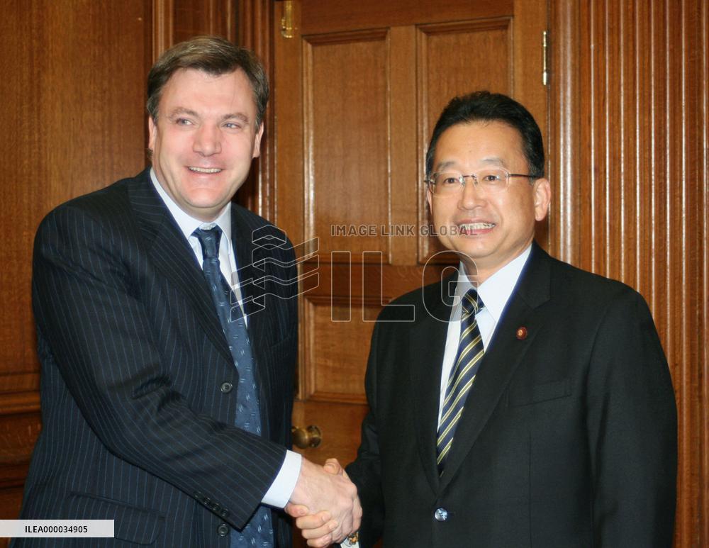 Japan minister eyes int'l financial district like London's City