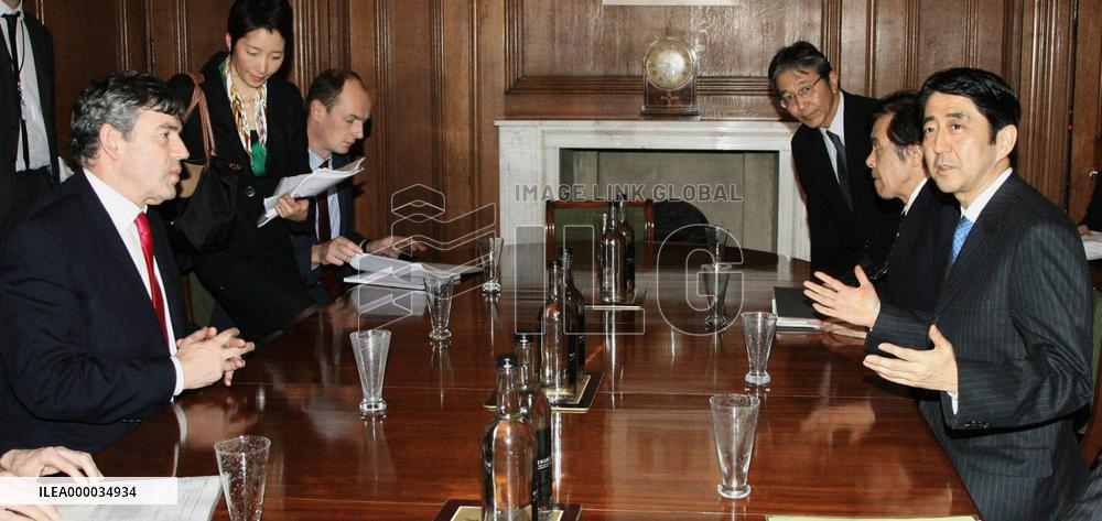 Abe hold talks with Brown