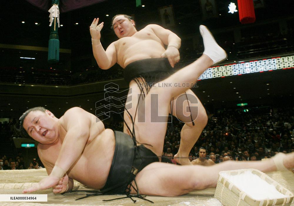 Asashoryu stays close to Tamakasuga at New Year sumo