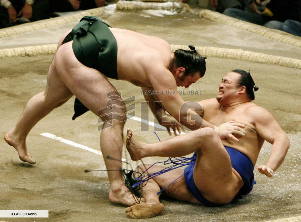 Kotooshu beats Takamisakari