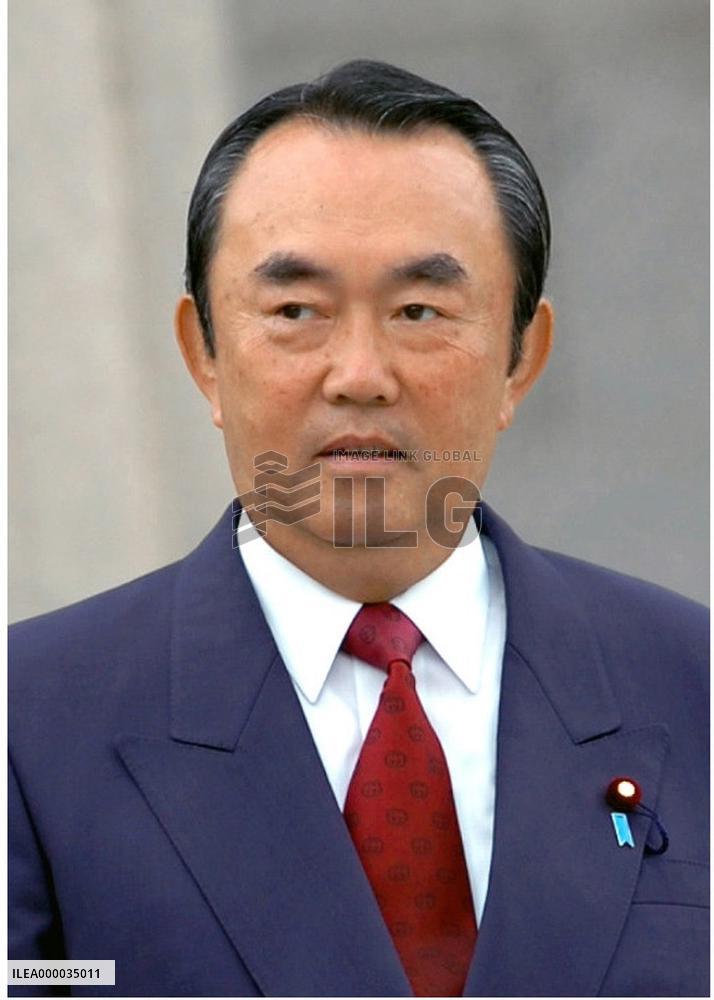 Ex-trade minister Hiranuma hospitalized for stroke