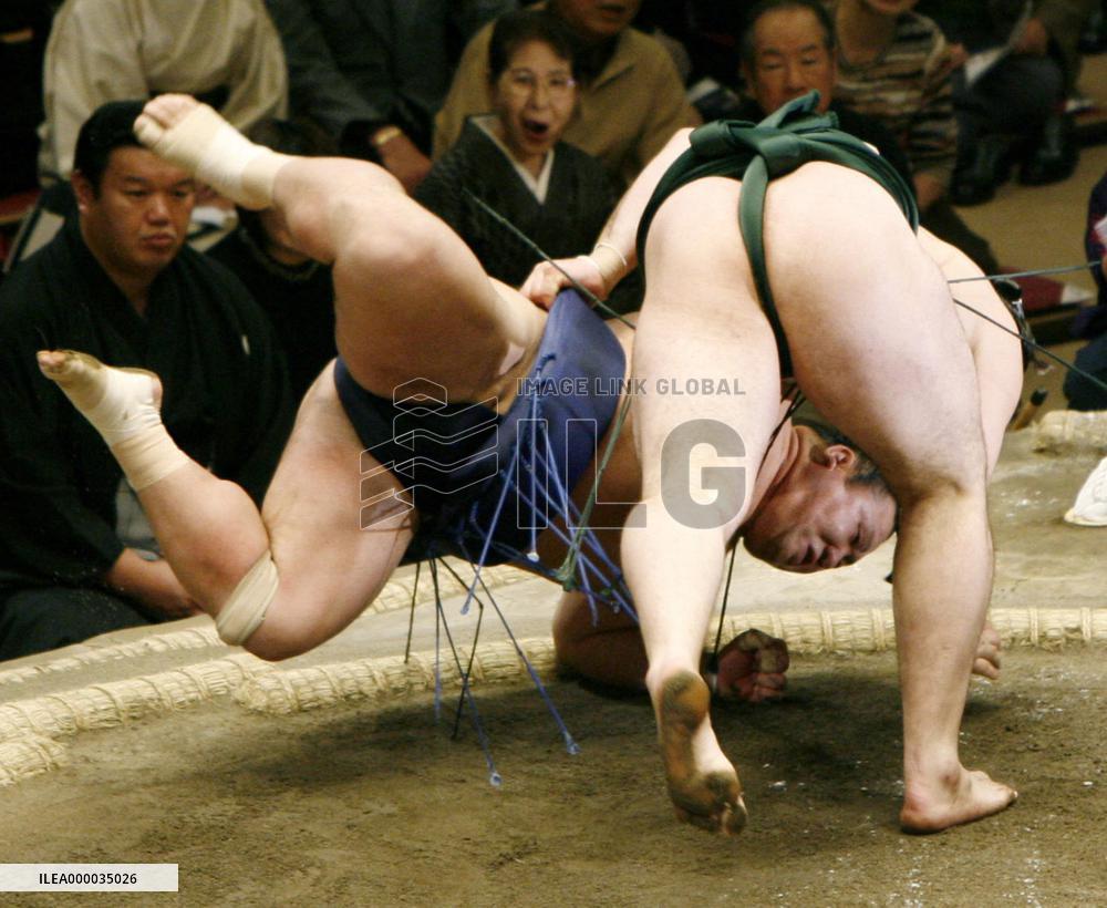Chiyotaikai drops to third defeat
