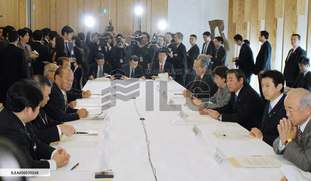 Government, Okinawa officials meet over Futemma base transfer