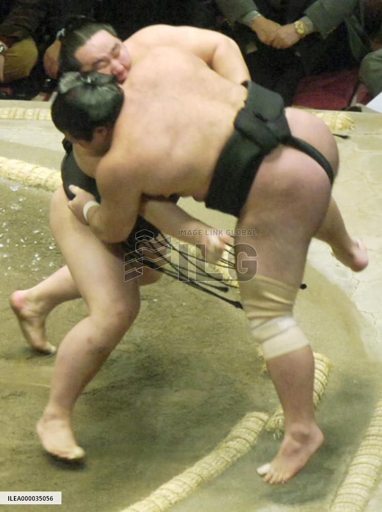 Asashoryu clinches 20th title at New Year sumo
