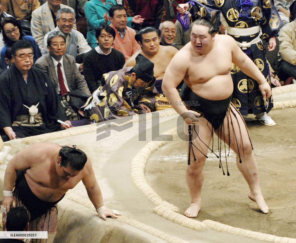 Asashoryu clinches 20th title at New Year sumo