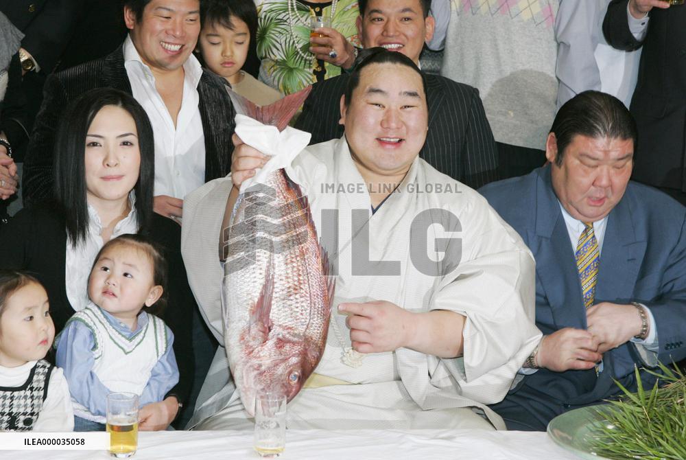 Asashoryu clinches 20th title at New Year sumo