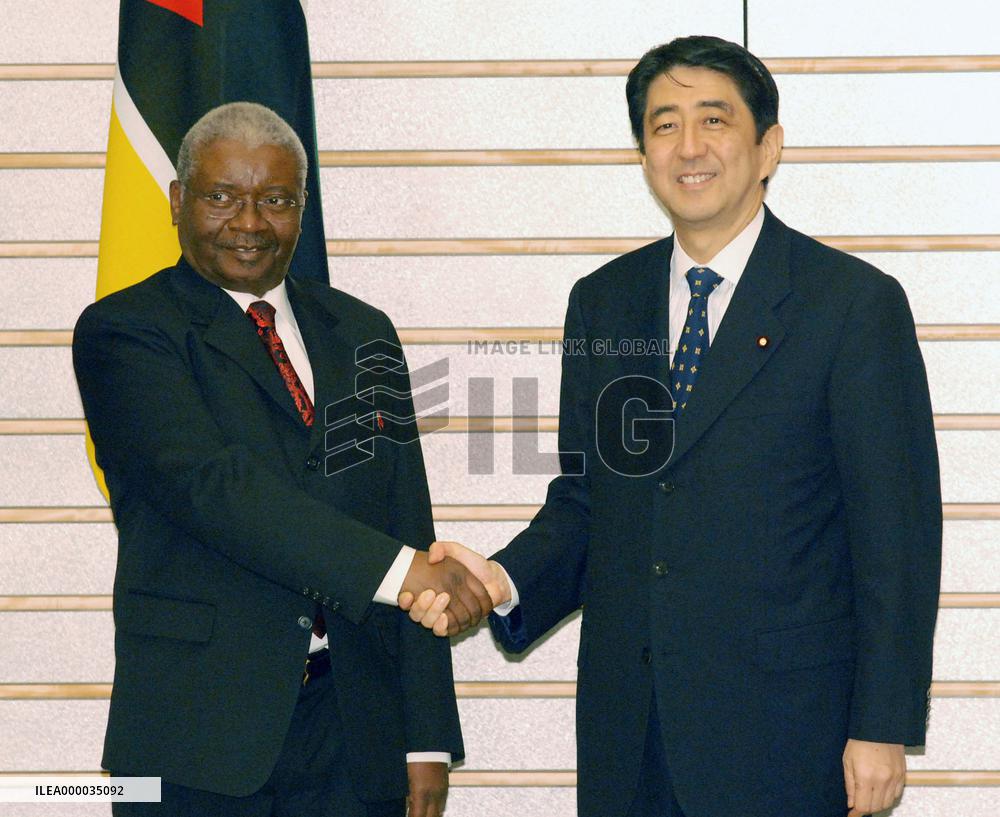 Mozambican president meets with Abe