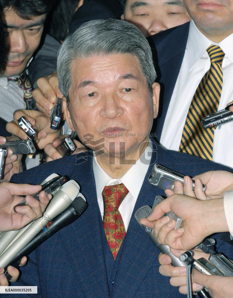 Yanagisawa draws flak again, saying 'healthy' people have 2 kids