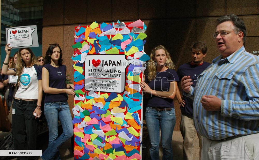 Anti-whaling group sends valentine to Japan