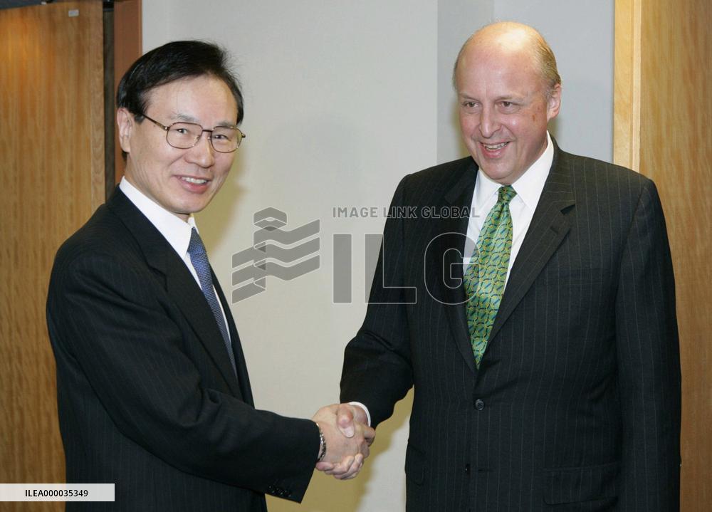 Negroponte visits Japan