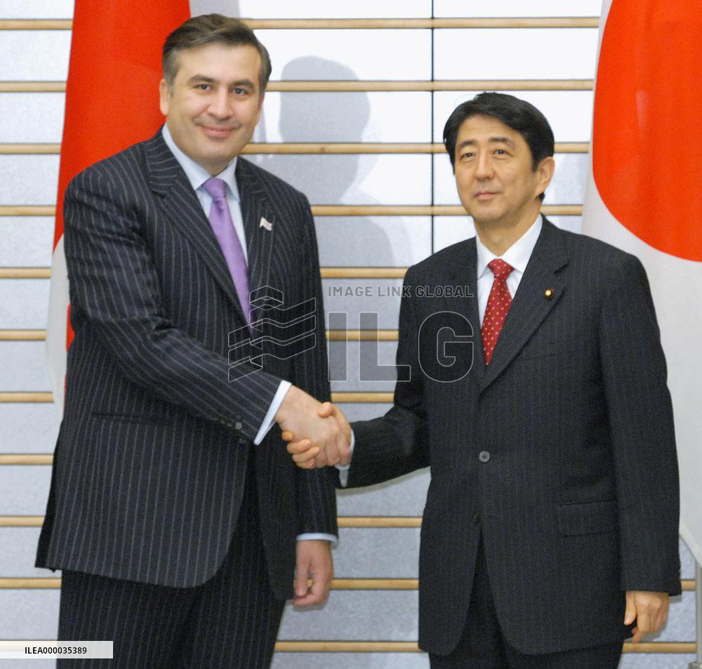 Georgian President Mikhail Saakashivili talks with Abe