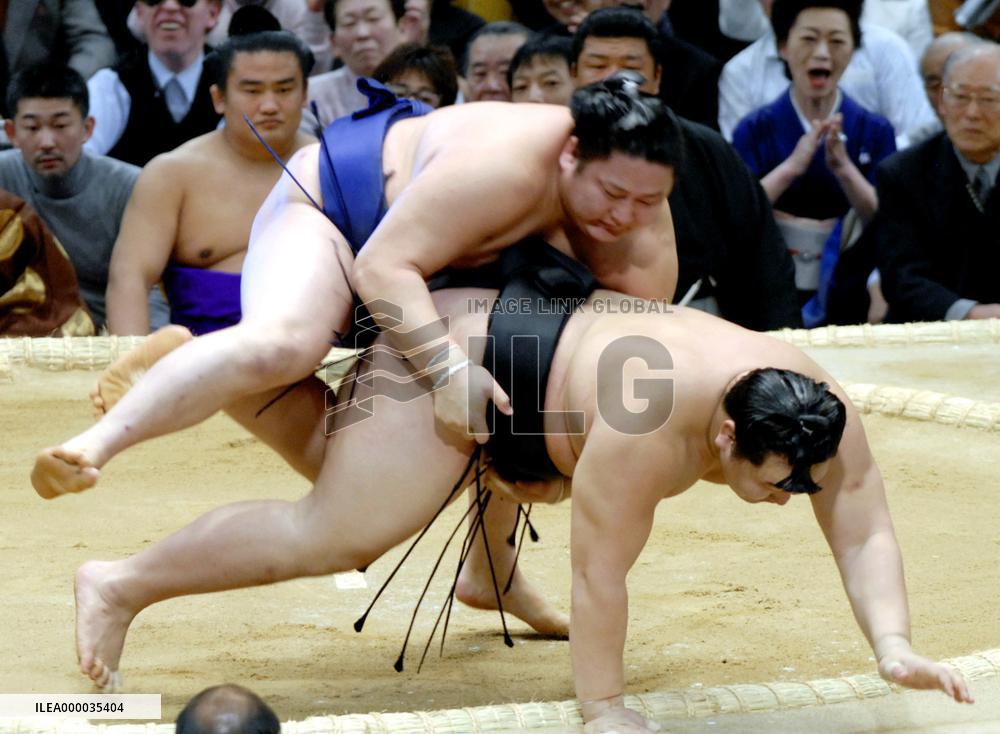 Asashoryu dropped by Tokitenku on 1st day of spring sumo