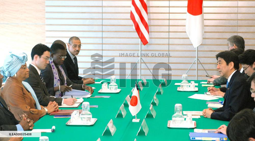 Abe meets with Liberian president