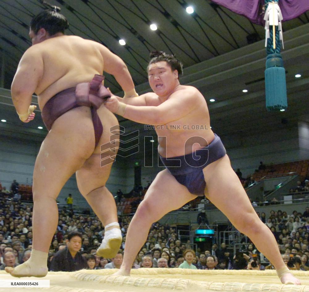 Hakuho beats Miyabiyama in rematch at spring sumo