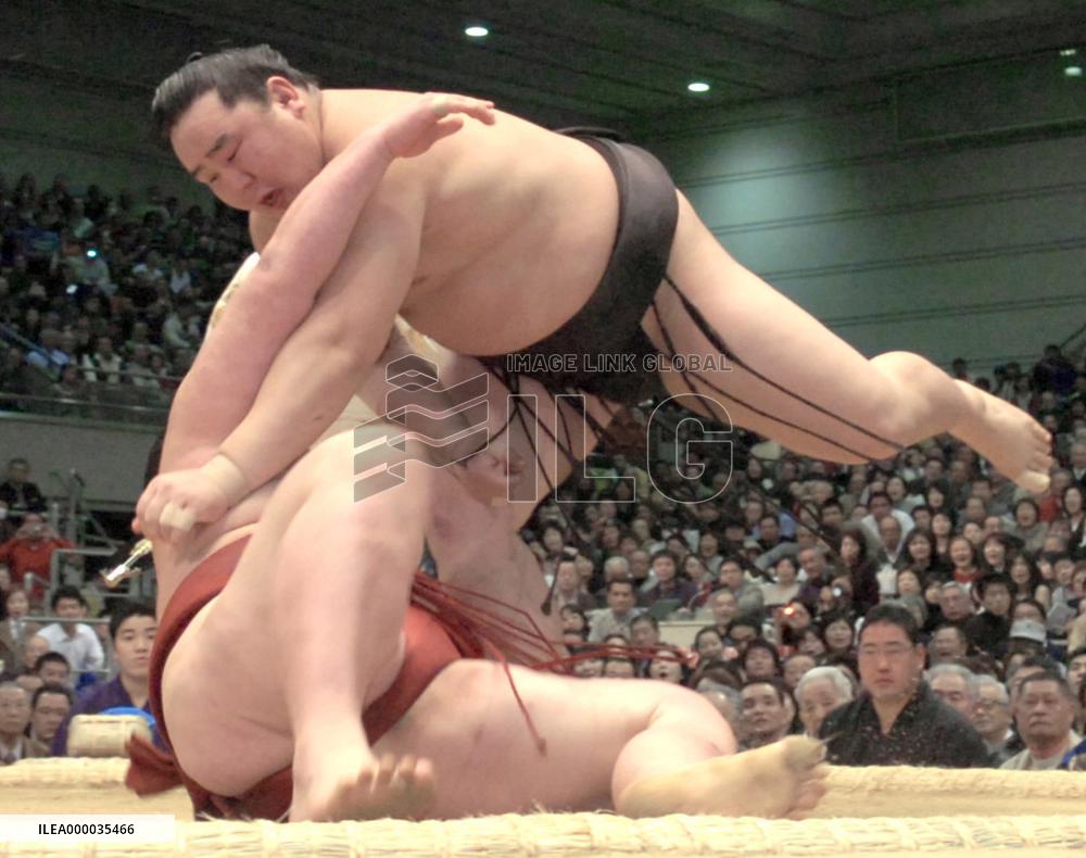 Asashoryu thrashes Kasugao at spring sumo