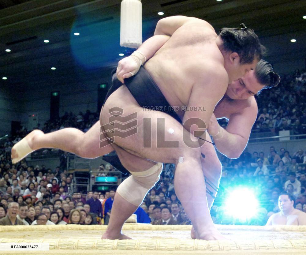 Tochiazuma toppled for first defeat by Kotooshu