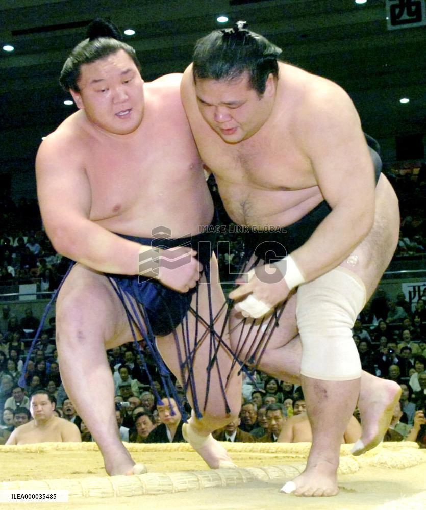 Hakuho dumps Tochi to take lead at spring sumo
