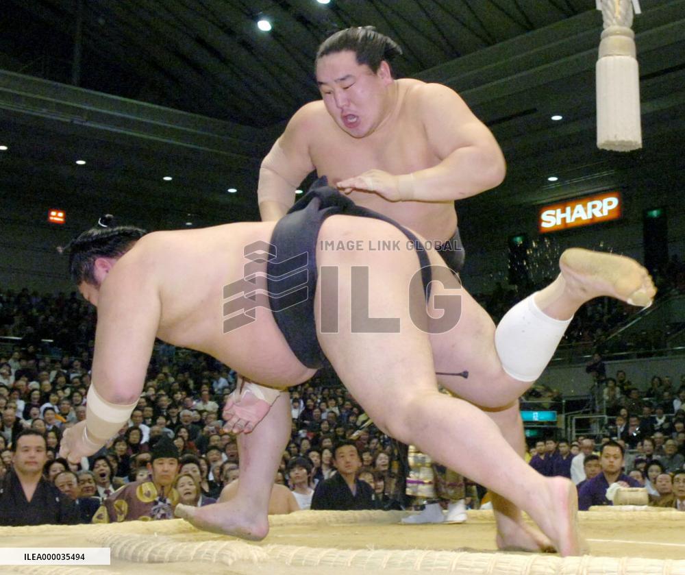 Hakuho stays in front, Asa still chasing at spring sumo