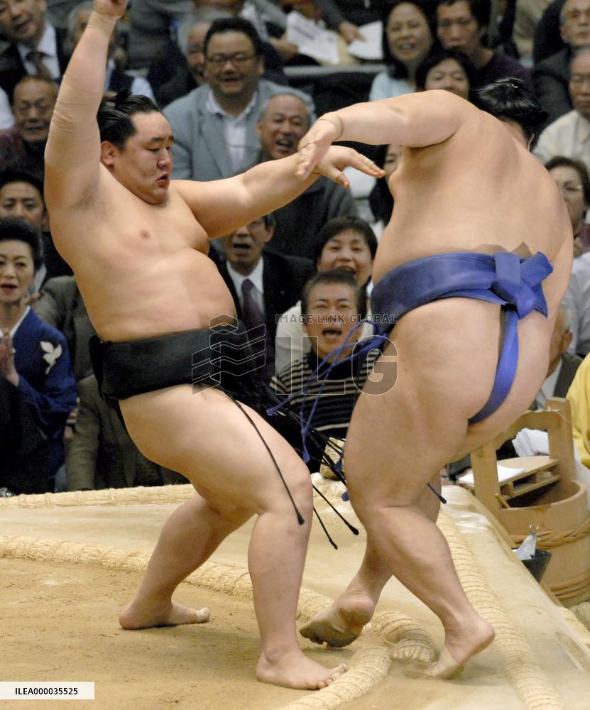 Asashoryu lurking in hunt for title