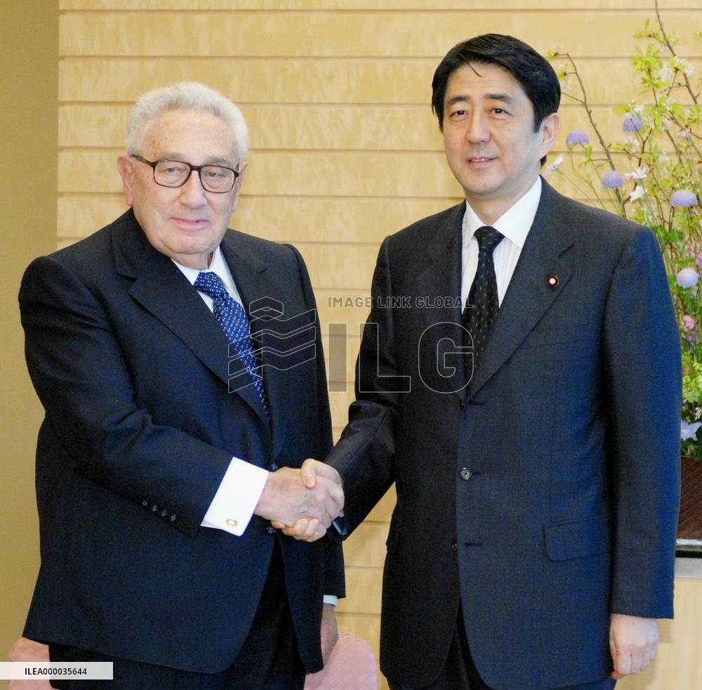 Abe, Kissinger share views on Japan-U.S. ties, N. Korea nuke iss
